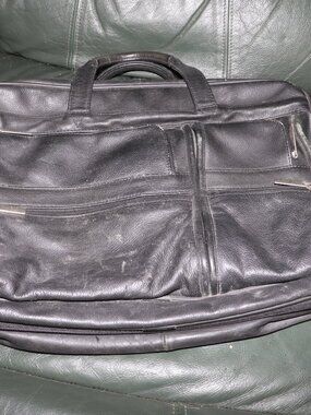 Vintage 90s Bill Blass Black Laptop Messenger Bag Expandable Lots of pockets!